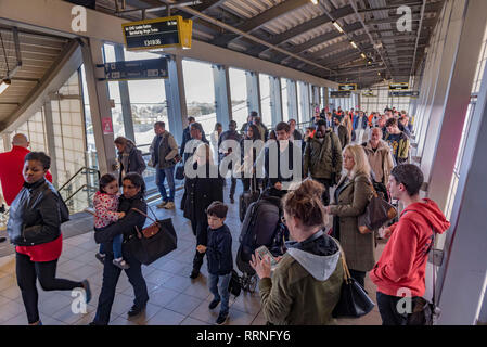 LSP day Lime street closure effects at Central station and Liverpool South Parkway station. Oct 2017. Merseyrail Liverpool South Parkway railway stati Stockfoto