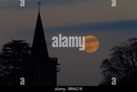 Super Blut Wolf Mond und Twyford St Mary's Kirche in Hampshire Stockfoto