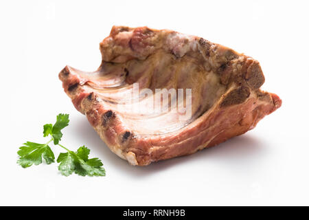 Geräucherten Rippchen auf einem weißen Hintergrund. Stockfoto