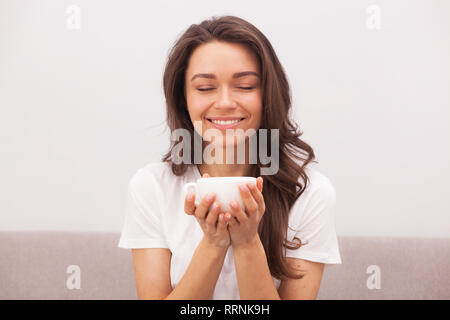 junge hübsche Frau Kaffee trinken Stockfoto