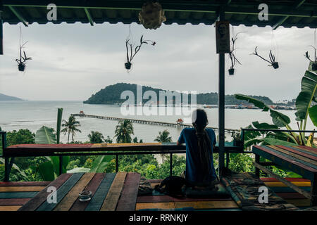 Ruhige Mann genießen Meerblick von Hütte, Koh Chang, Thailand Stockfoto