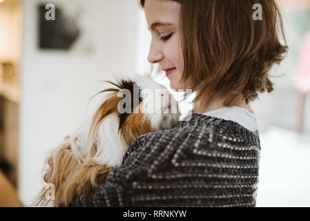 Mädchen mit niedlichen, langhaarigen Meerschweinchen Stockfoto