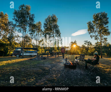 Paar Camping in idyllischen Feld, Blue Mountains, Australien Stockfoto