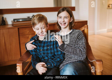 Portrait lachend zwischen Bruder und Schwester Stockfoto