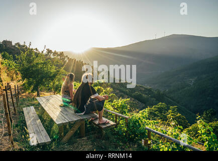 Paar beim sonnigen, idyllischen Hügel Aussicht, Chas de Egua, Portugal Stockfoto