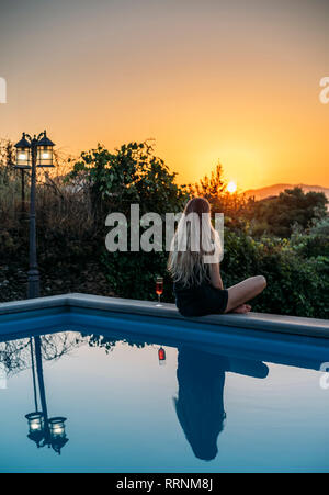 Frau entspannen mit Wein, Sonnenuntergang in ruhiger Pool, Aveiro, Portugal Stockfoto