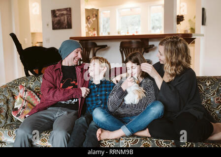 Familie Entspannung im Wohnzimmer Sofa Stockfoto