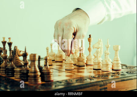 Holz- Schachfiguren auf einem Schachbrett, Schach Spiel Spieler einen bewegen Stockfoto