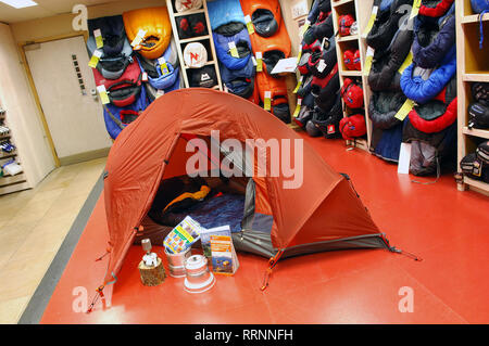 Campingzubehör, Kletterausrüstung für Verkauf in cotswold im Freien. Cotswold outdoor Shop. Stockfoto