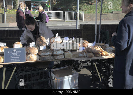 Brot auf dem Markt am Samstag in Hocker West Sussex Stockfoto