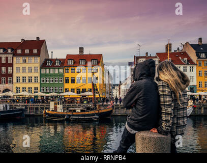 Paar beim Ausblick auf den Kanal und die bunten Gebäude, Kopenhagen, Dänemark Stockfoto