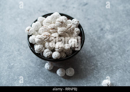 Weiß geröstete Kichererbsen mit Zucker in kleine Schüssel. Snacks. Stockfoto