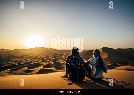 Paar beim sonnigen malerischen Blick auf Remote, sandige Wüste, Sahara, Marokko Stockfoto