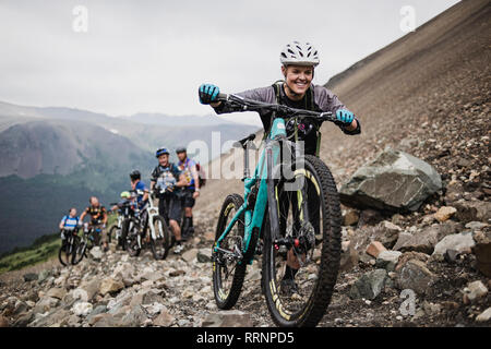 Eifrig Freunde Mountainbiken auf schroffen Trail Stockfoto