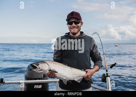 Portrait zuversichtlich männliche Fischer, Fische zu fangen, Stockfoto