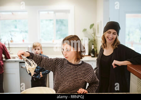 Familie Backen in Küche Stockfoto