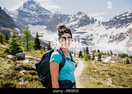 Portrait zuversichtlich weibliche Wanderer auf sonnigen, idyllischen Mountain Trail, Yoho Park, British Columbia, Kanada Stockfoto