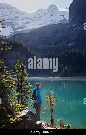 Weibliche Wanderer am sonnigen, idyllischen Bergsee betrachten, Yoho Park, British Columbia, Kanada Stockfoto