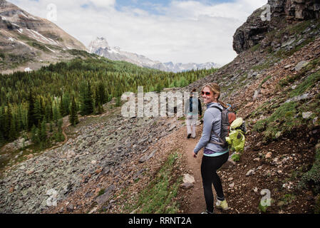 Portrait lächelnde Frau Wandern auf schroffen Mountain Trail, Yoho Park, British Columbia, Kanada Stockfoto