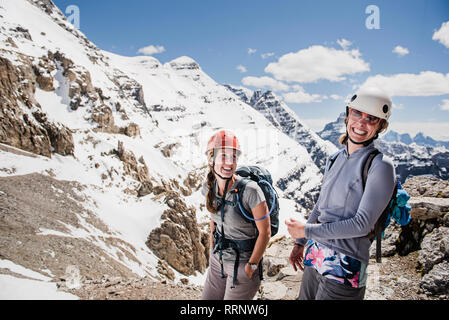 Portrait glückliche Frauen Bergsteigen an sonnigen, verschneiten Berg, Yoho Park, British Columbia, Kanada Stockfoto