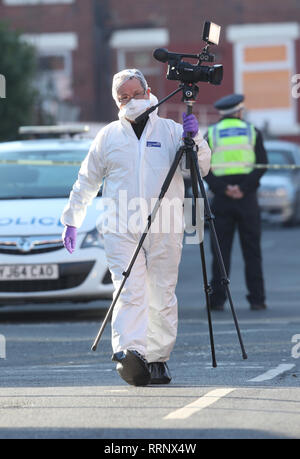 Eine forensische Offizier in der Nähe der Szene in Mailand Straße, Harehills, Leeds, nach einem Mord Untersuchung nach dem Tod einer 21-jährigen Frau ins Leben gerufen wurde. Stockfoto