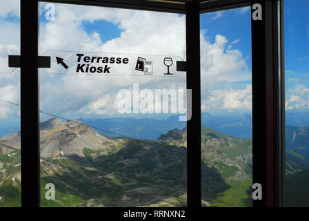 Blick auf Schweizer Berner Alpen aus dem Fenster oben auf dem Schilthorn Restaurant, Schweiz Stockfoto