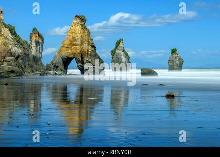 Ozeanien, Neuseeland, Aotearoa, North Island, Taranaki Küste, New Plymouth, weiße Klippen, Felsen, Drei Schwestern Stockfoto