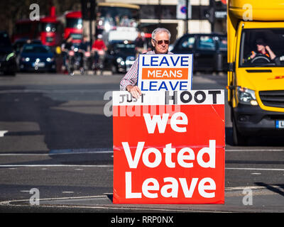 Brexit Anhänger steht im Verkehr in der Nähe von Parliament Square in Central London verlassen, Anhänger ihre Hörner, die bei der Unterstützung der Scherzkeks Stockfoto