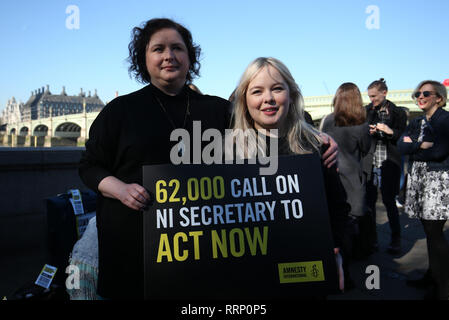 Derry Mädchen Darsteller Siobhan Mc Sweeney und Nicola Coughlan (rechts) melden Sie MPS und Frauen durch strenge Abtreibungsrecht in Nordirland auf die Westminster Bridge in London wirkte Gesetzesänderungen zu verlangen. Stockfoto