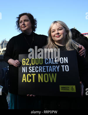 Derry Mädchen Darsteller Siobhan Mc Sweeney und Nicola Coughlan (rechts) melden Sie MPS und Frauen durch strenge Abtreibungsrecht in Nordirland auf die Westminster Bridge in London wirkte Gesetzesänderungen zu verlangen. Stockfoto