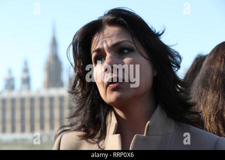 MP Heidi Allen verbindet Derry Mädchen Darsteller Siobhan Mc Sweeney und Nicola Coughlan und Frauen durch strenge Abtreibungsrecht in Nordirland auf die Westminster Bridge in London wirkte Gesetzesänderungen zu verlangen. Stockfoto