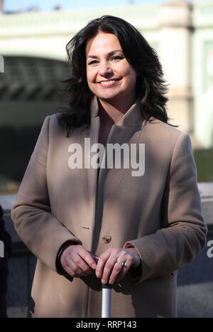 MP Heidi Allen verbindet Derry Mädchen Darsteller Siobhan Mc Sweeney und Nicola Coughlan und Frauen durch strenge Abtreibungsrecht in Nordirland auf die Westminster Bridge in London wirkte Gesetzesänderungen zu verlangen. Stockfoto