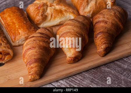 Sortiment mit französischem Gebäck auf Schneidebrett. Lecker Brunch. Stockfoto