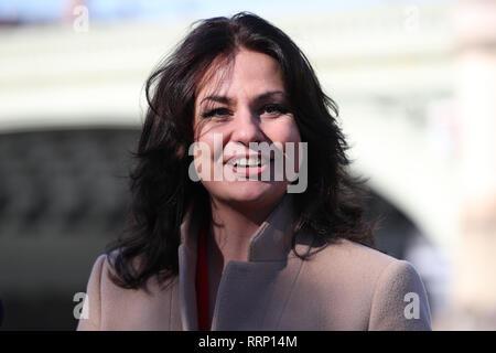 MP Heidi Allen verbindet Derry Mädchen Darsteller Siobhan Mc Sweeney und Nicola Coughlan und Frauen durch strenge Abtreibungsrecht in Nordirland auf die Westminster Bridge in London wirkte Gesetzesänderungen zu verlangen. Stockfoto