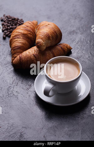 Frühstück mit frisch gebackenen Croissants und Kaffee. Goldene Kruste. Stockfoto