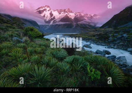 Ozeanien, Neuseeland, Aotearoa, South Island, Mount Cook, National Park, Mount Sefton in den südlichen Alpen Stockfoto