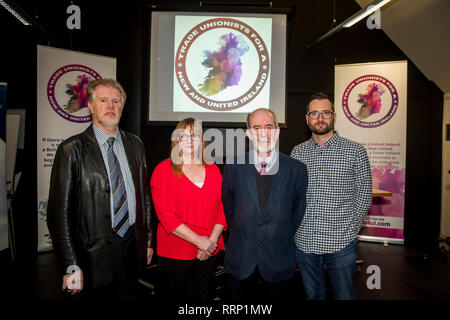 (Nach rechts) Christy McQuillan, ehemaliger SIPTU gg Veranstalter, Debbie Coyle, Senior Gewerkschaftssekretär, Mick Halpenny, ehemaliger Beamter, die SIPTU, und Ruairi Creaney, Sprecher der Gruppe der Linken und gewerkschaftlichen Offizielle, bei der Auftaktveranstaltung der Gewerkschafter für ein neues, vereintes Irland (TU4 UI) an der Bettwäsche Halle Bibliothek in Belfast, Nordirland. Stockfoto