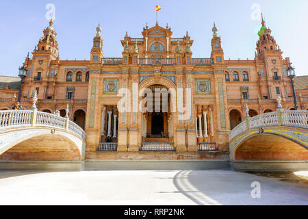 Plaza de España ist ein schönes Beispiel für die im Stil der Neorenaissance. Sevilla, Spanien. Stockfoto