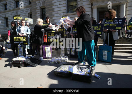 Derry Mädchen Darsteller Siobhan McSweeney (rechts) und Nicola Coughlan offenen Koffer außerhalb der Treasury in Westminster die Unterschriften auf der Petition Gesetzgebungsänderung in strenge Abtreibungsrecht in Nordirland zu offenbaren. Stockfoto