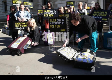 Derry Mädchen Darsteller Siobhan McSweeney (rechts) und Nicola Coughlan offenen Koffer außerhalb der Treasury in Westminster die Unterschriften auf der Petition Gesetzgebungsänderung in strenge Abtreibungsrecht in Nordirland zu offenbaren. Stockfoto