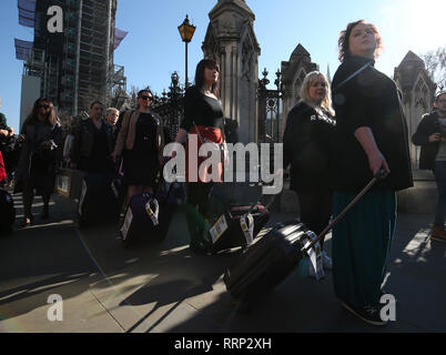 Derry Mädchen Darsteller Siobhan McSweeney (rechts) und Nicola Coughlan (Zweiter von rechts) Frauen durch strenge Abtreibungsrecht in Nordirland, die Koffer tragen sind betroffen, als Symbol für die Frauen, die aus Nordirland nach Großbritannien für Kündigungen, über die Westminster Bridge anspruchsvolle Rechtsvorschriften ändern. Stockfoto