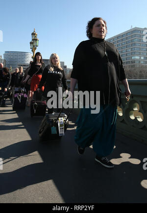 Derry Mädchen Darsteller Siobhan McSweeney (rechts) und Nicola Coughlan Frauen durch strenge Abtreibungsrecht in Nordirland, die Koffer tragen sind betroffen, als Symbol für die Frauen, die aus Nordirland nach Großbritannien für Kündigungen, über die Westminster Bridge anspruchsvolle Rechtsvorschriften ändern. Stockfoto