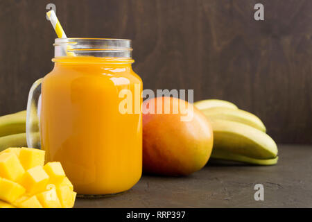Saft aus frischen Früchten in der jar. auf dunklem Hintergrund. Stockfoto