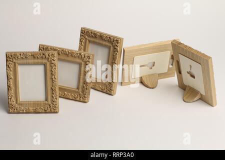 Drehschalter miniatur Holzrahmen cut für Fotografien oder Bilder, fotografiert auf einem weißen Hintergrund aus verschiedenen Winkeln Stockfoto