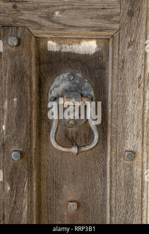 Rostige Tür griff an die Tür des St Peters Church Bishops Waltham Hampshire UK Stockfoto