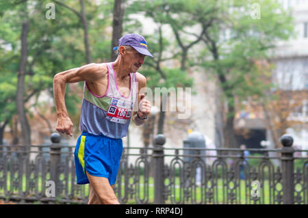 DNIPRO, UKRAINE - September 16, 2018: ältere Menschen, die auf einer Straße der Stadt in 42 km Entfernung von ATB Dnipro Marathon Stockfoto