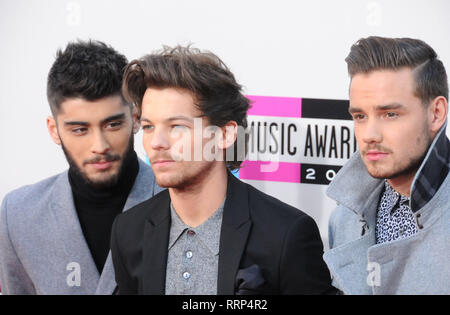 LOS ANGELES, Ca - 24. NOVEMBER: (L-R) Sänger Zayn Malik, Louis Tomlinson und Liam Payne von einer Richtung der 2013 American Music Awards am 24. November teilnehmen, 2013 bei Nokia Theatre L.A. Leben in Los Angeles, Kalifornien. Foto von Barry King/Alamy Stock Foto Stockfoto