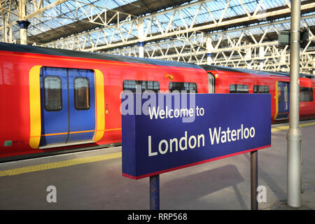 London Waterloo Station mit einigen Zügen im Hintergrund, England. Stockfoto