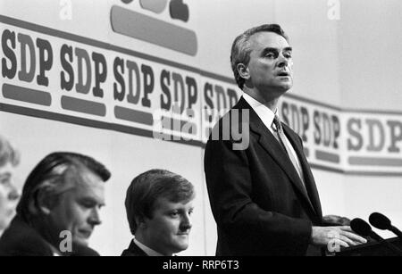 Dr. David Owen und Charles Kennedy hören SDP-führer Robert Maclennan, als er seine erste Rede als Führer machen. Stockfoto