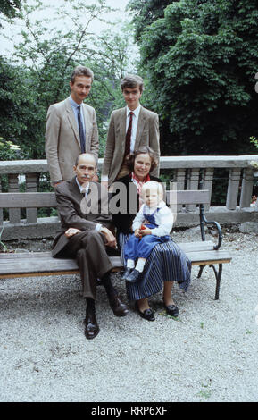 Otto von Habsburg mit Gemahlin Regina (auf beide mit den der Bank) Söhnen Georg und Karl in Lugano, Schweiz 1996. Otto von Habsburg mit seiner Frau Regina (beide sitzen) mit ihren Söhnen Georg und Karl in Lugano, Schweiz 1996. Stockfoto